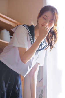 故意露着两个大乳喂奶